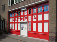 833690 Gezicht op de rood-wit geschilderde ingangspartij van de sportschool van krachtsportvereniging Olympia (Willem ...